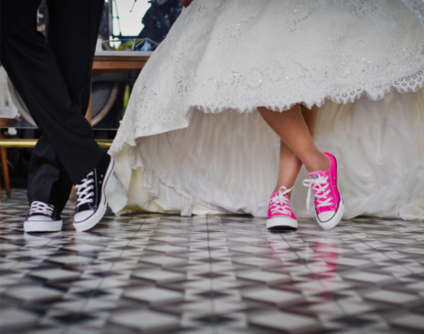 sposa con scarpe da ginnastica